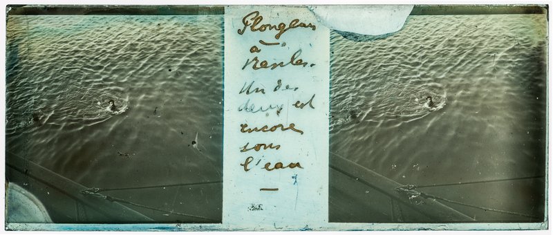 Plongeurs à Naples. Un des deux est encore sous l'eau. — Italie-Naples — 1902