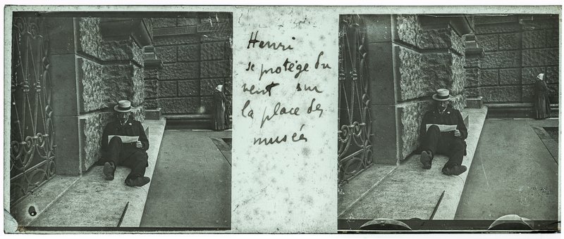 Henri se protège du vent sur la place des musées — France-Paris Place du Louvre -