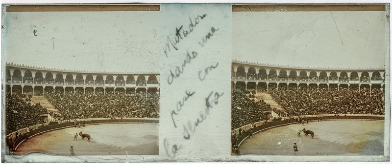 Matador dands una pase con la Iluestra — Espagne-Barcelone arène -