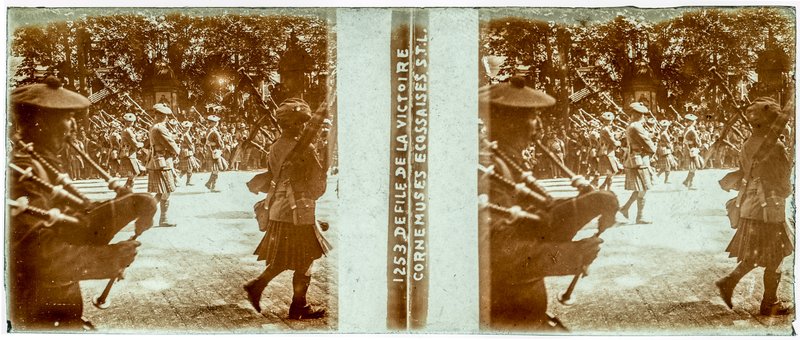 1253 Défilé de la victoire cornemuses écossaises S.T.L. — France-Paris — 1919