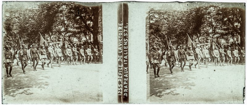 1255 Défilé de la victoire : Drapeaux italiens S.T.L — France-Paris-Champs-Elysées — 1919