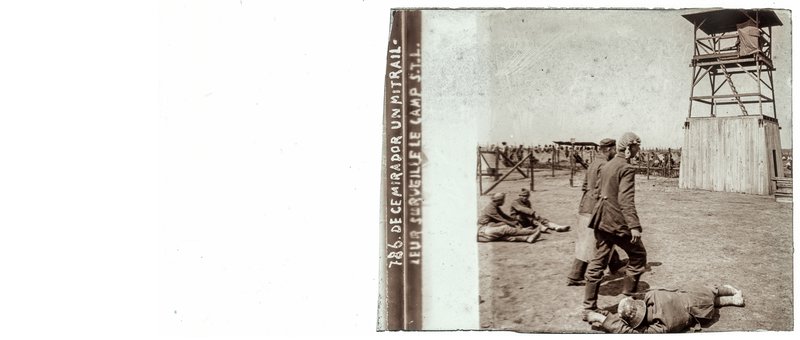 786 - De ce mirador un mitrailleur surveille le camp S.T.L.