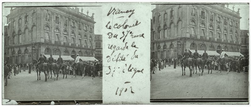 Nancy - Le colonel du 37e husse regarde le défilé du 37 de ligne - 1902 — France-Nancy Place Stanislas — 1902