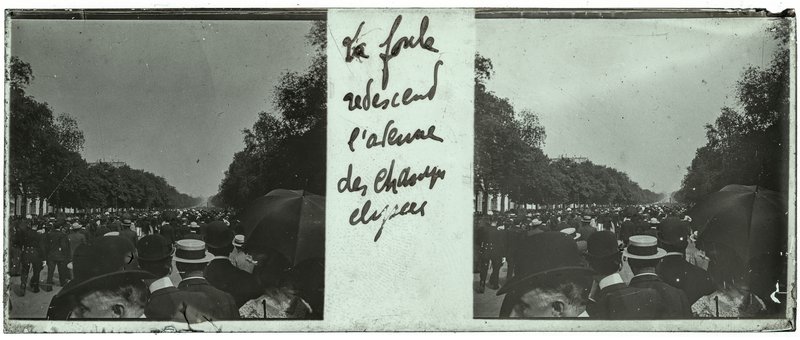 La foule redescend l'avenue des Champs élysées — France-Paris Champs Elysées -